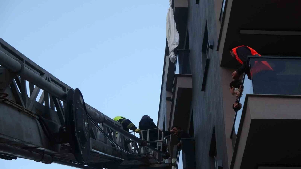 Mersinde ilginç olay: Perde ile 6ncı kattan sarktı, 3üncü kat balkona düştü