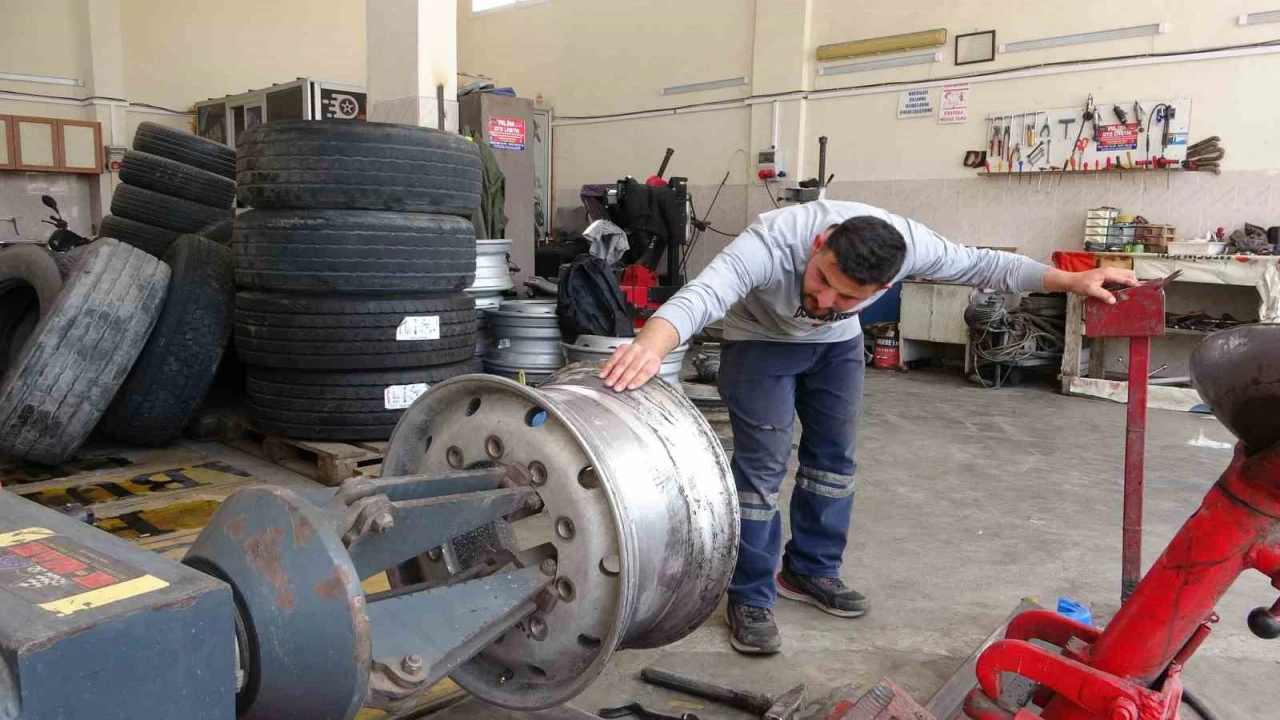 Mersinde kamyon lastiği şişirirken patladı: O anlar kamerada