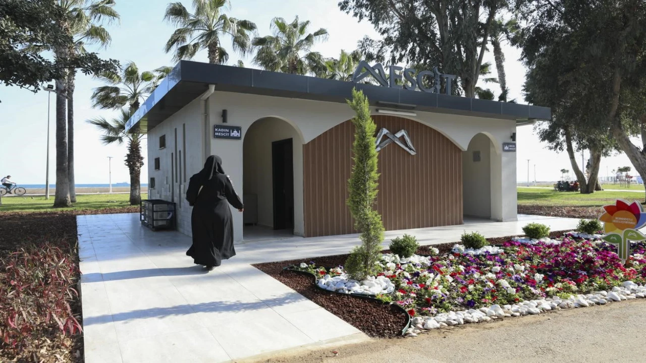 Mersinde sahil bandına modern mescit