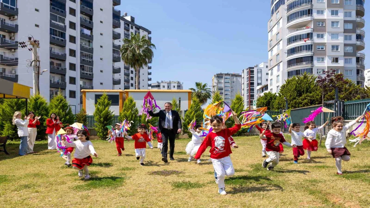 Mezitlide çocuklar Başkan Tuncerle uçurtma uçurdu