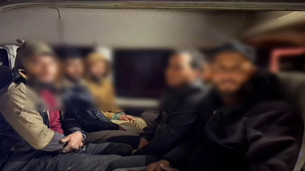 Minibüsle 14 göçmeni kaçıran organizatöre 124 bin TL trafik cezası