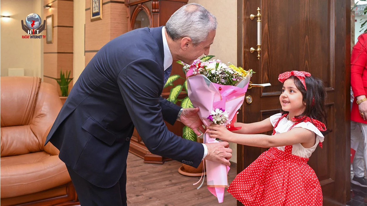 MİNİKLERDEN REKTÖR EREN’E 23 NİSAN ZİYARETİ