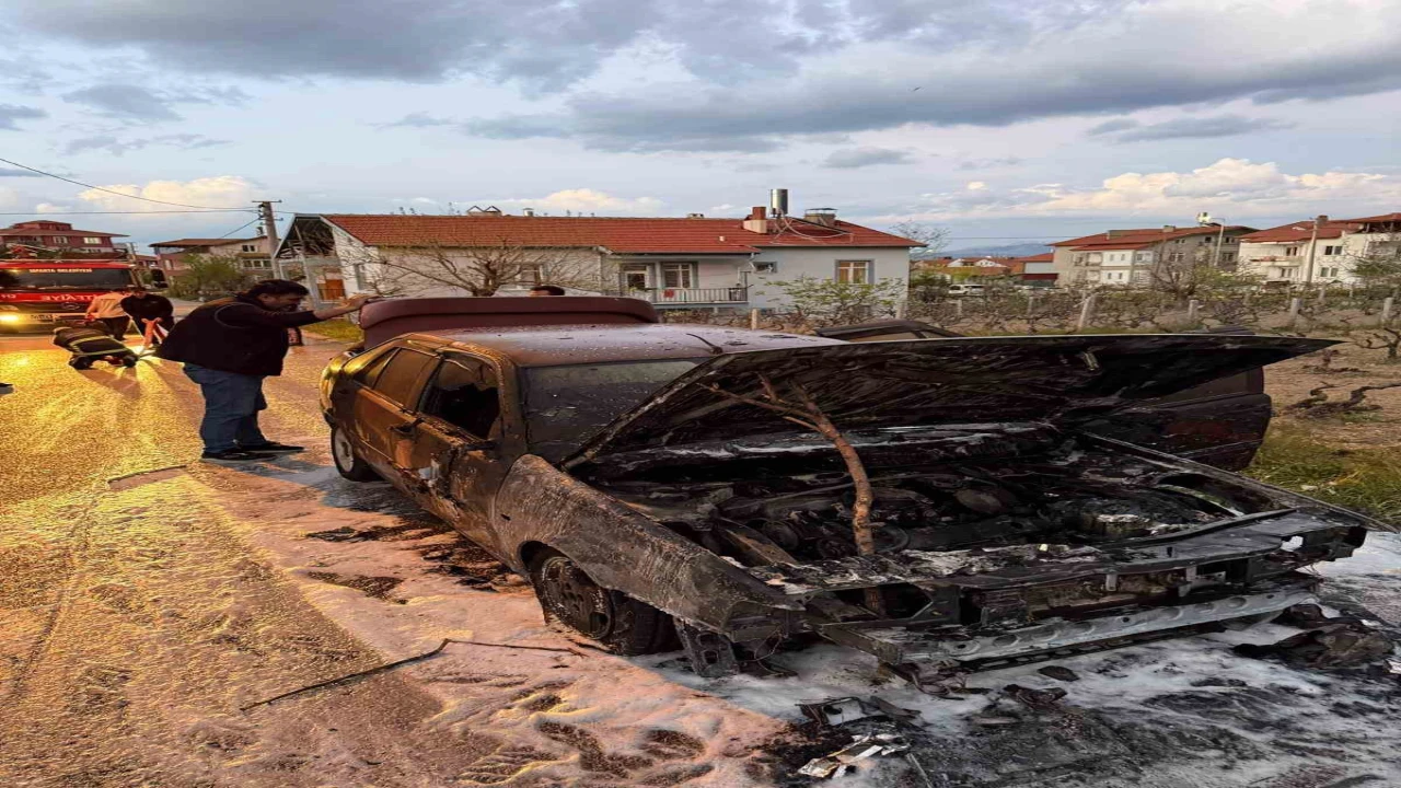 Motor kısmında çıkan yangın otomobili küle çevirdi