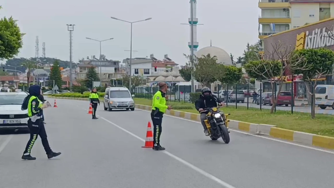 Motosikletini uygulama yapan polislerin üzerine sürüp kaçtı