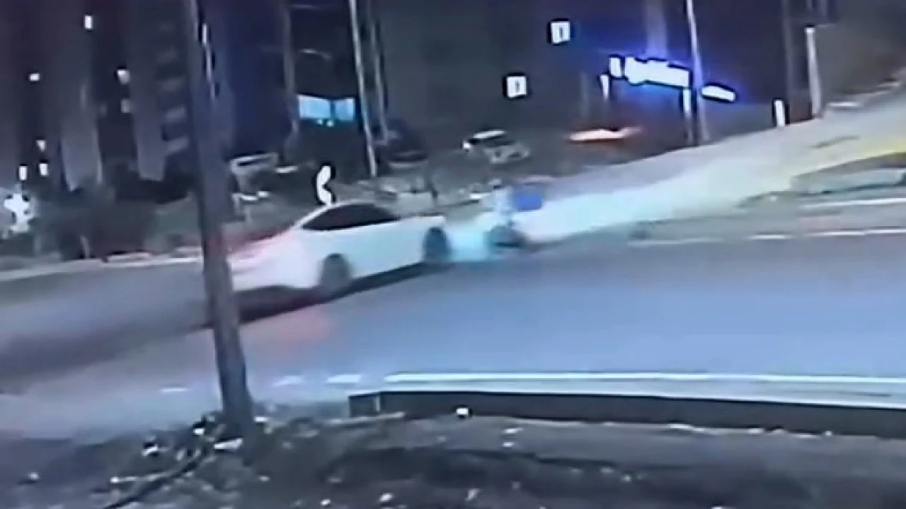 Motosikletliye çarpan otomobil sürücüsü kaçtı