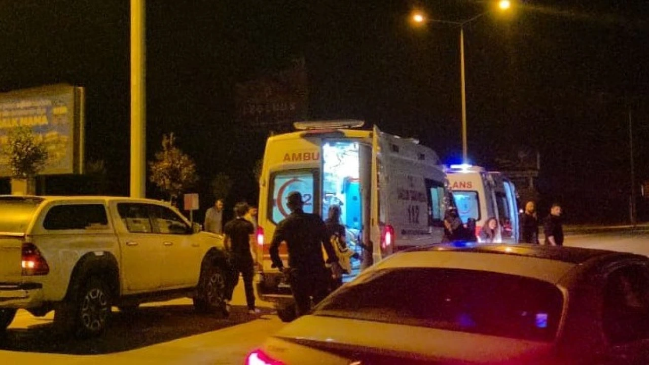 Muratpaşada otomobil ile motosiklet çarpıştı: 2 yaralı