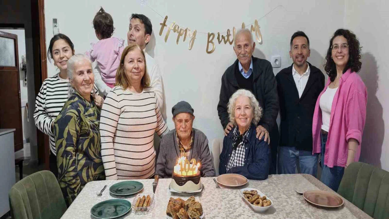 Mustafa dede, 102nci yaş gününü çocukları ve torunlarıyla kutladı