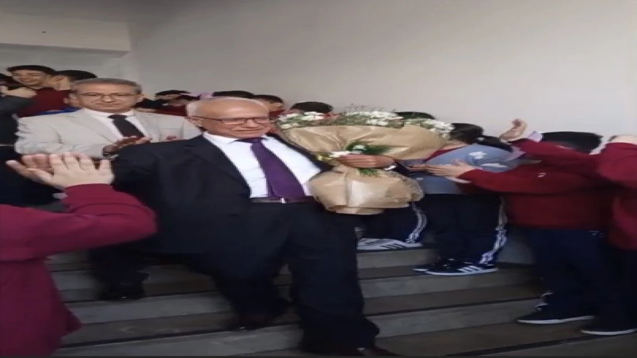 Osmaniyede 43 yıllık eğitim neferine duygusal uğurlama