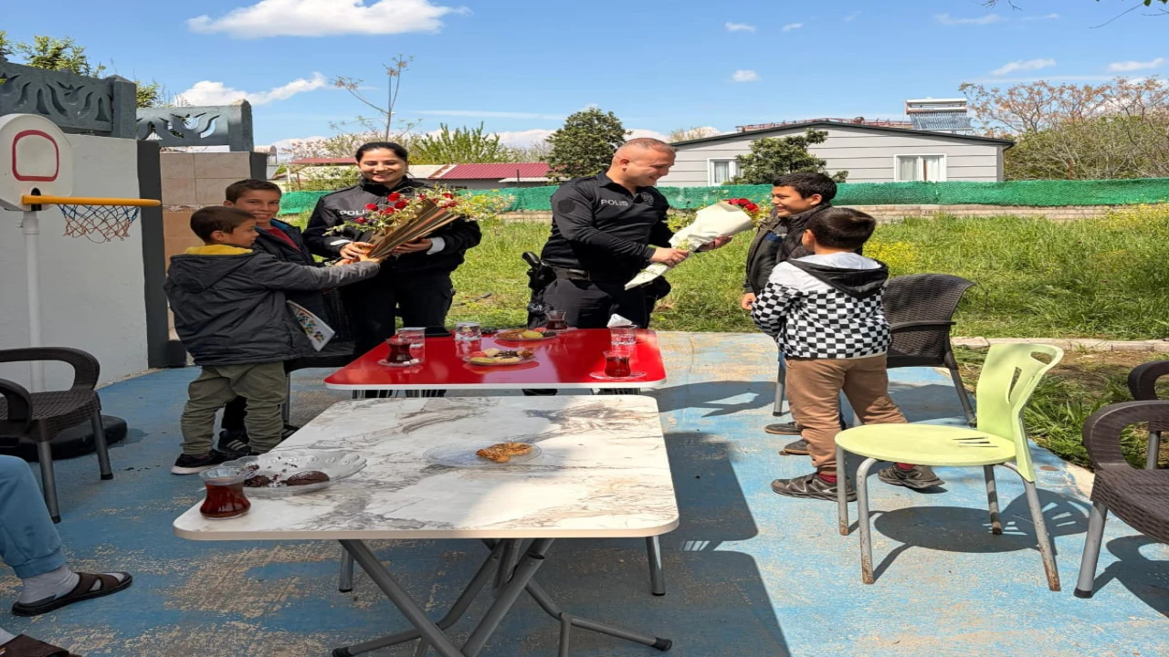 Osmaniyede özel öğrencilerden polislere çiçekli sürpriz