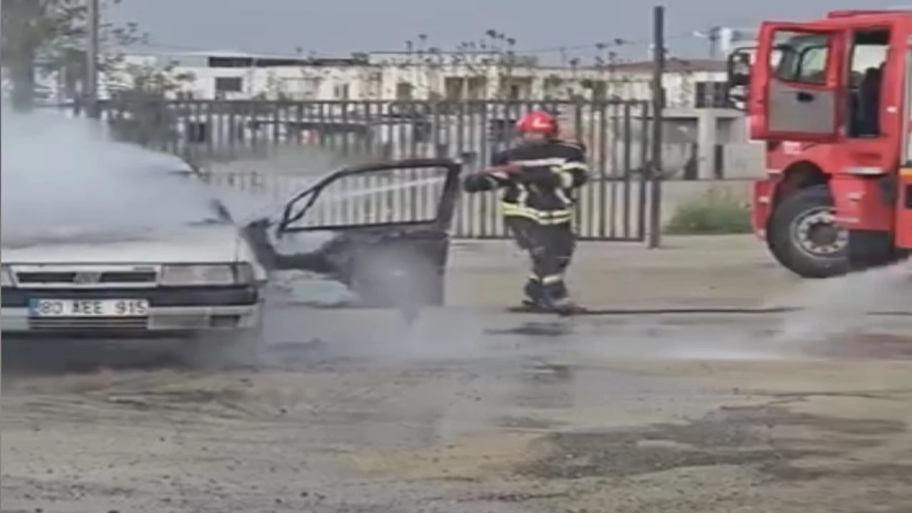 Osmaniyede park halindeki otomobil alev alev yandı