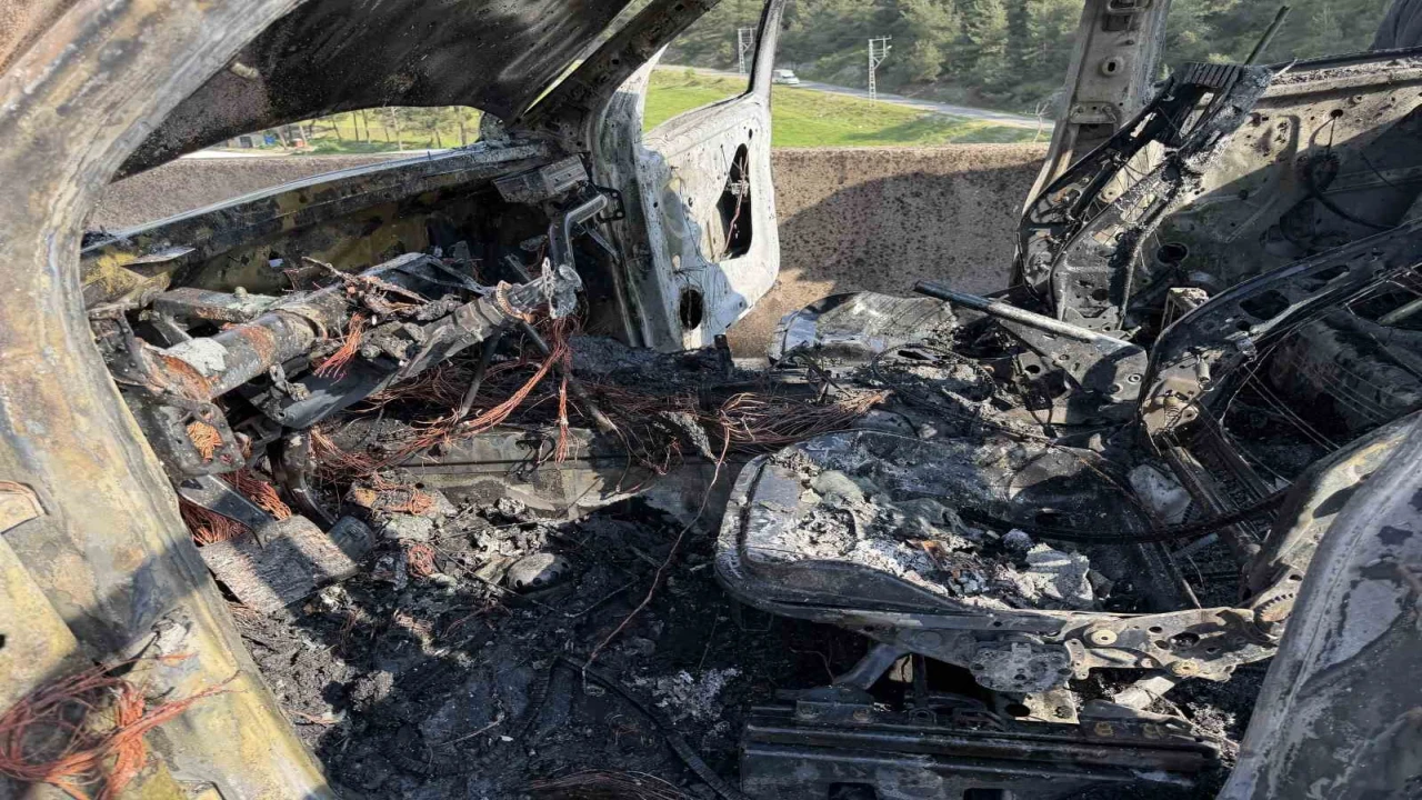 Osmaniyede pikap alev alev yandı, sürücü son anda kurtuldu