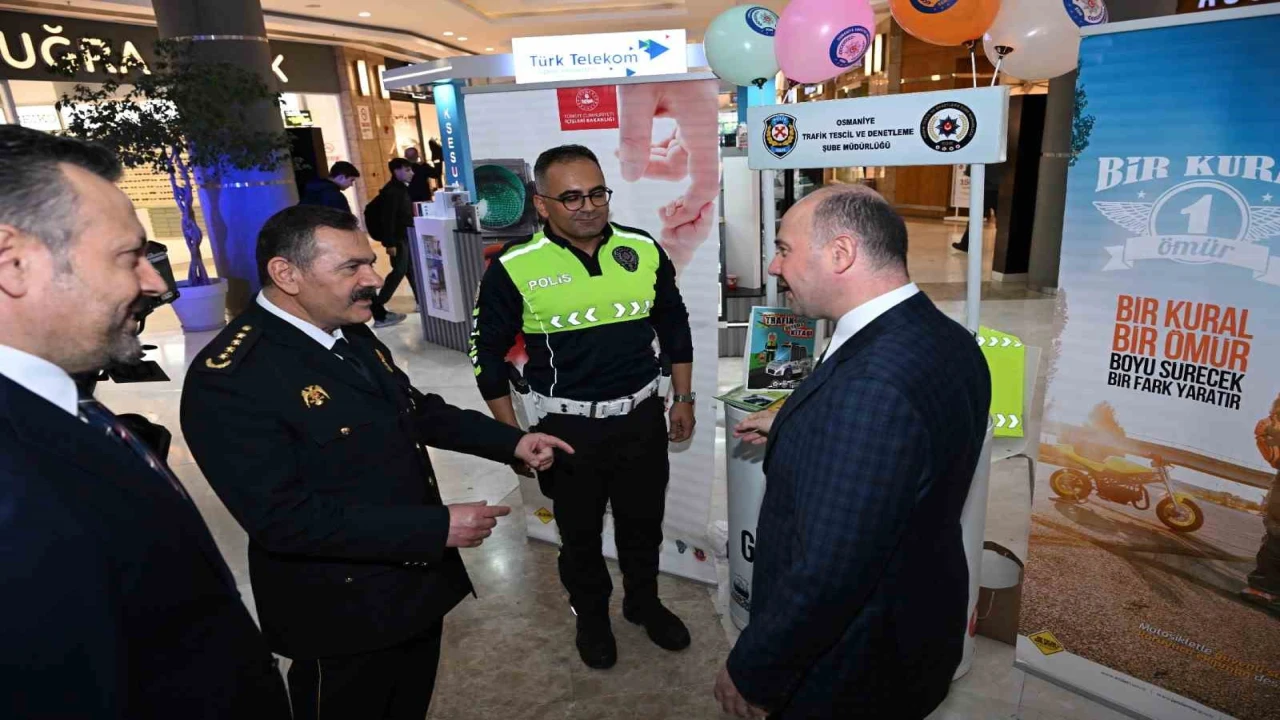 Osmaniyede Polis Haftasında emniyetten bilgilendirme standı