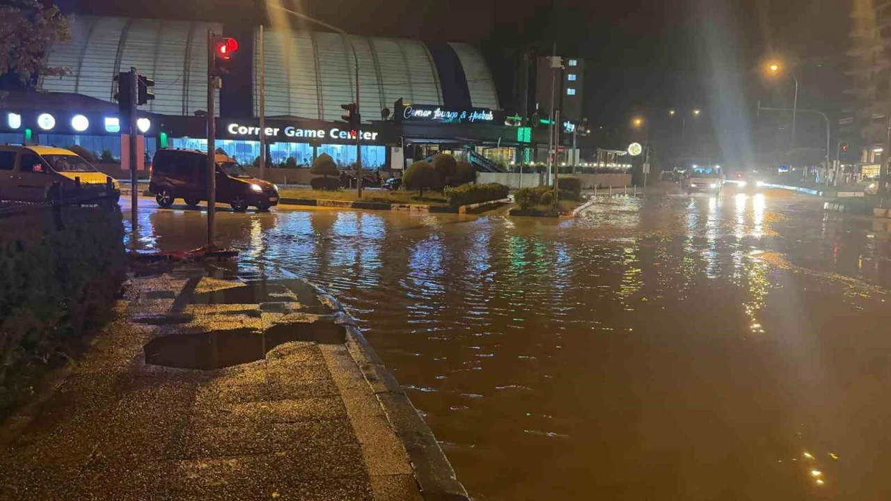 Osmaniyede sağanak yağış hayatı olumsuz etkiledi