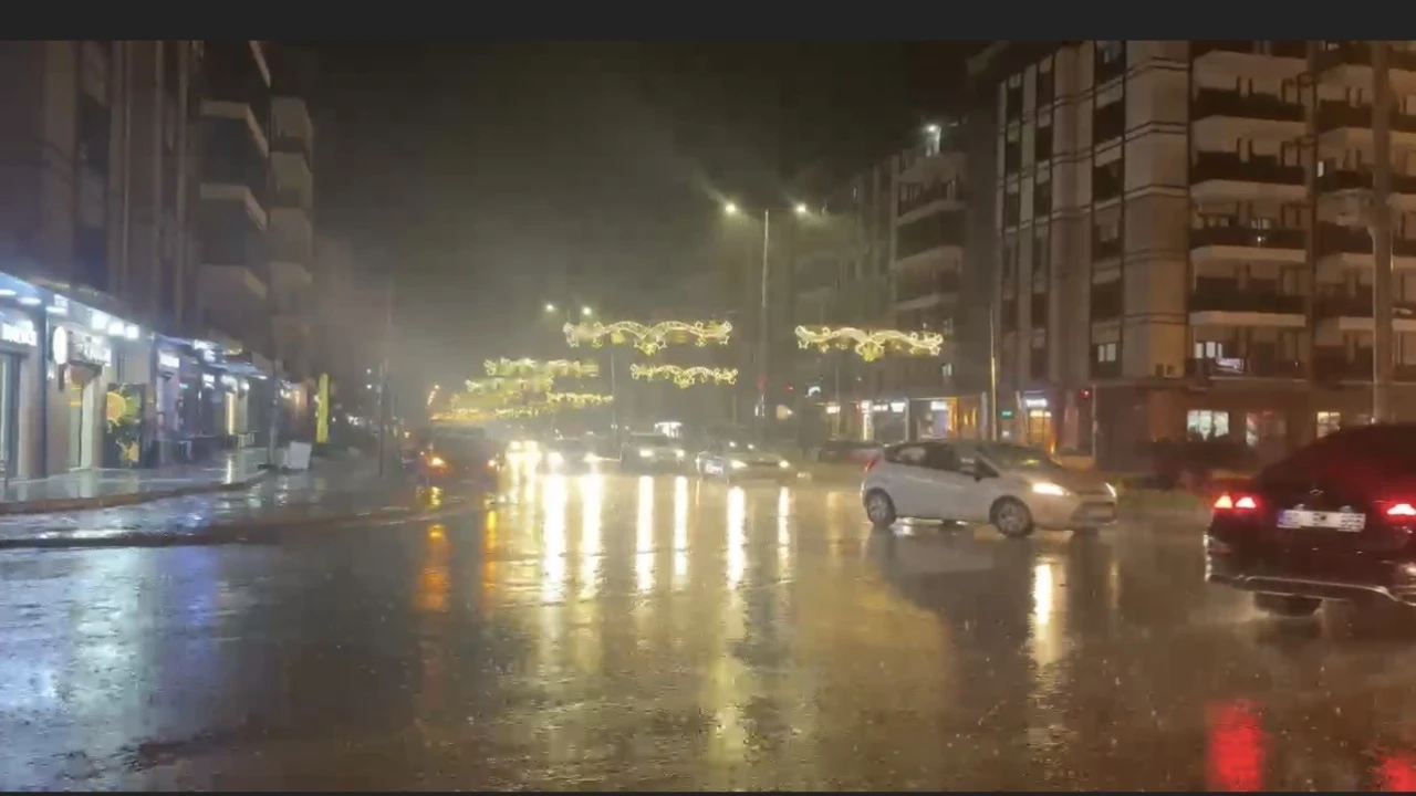 Osmaniyede şiddetli yağmur ulaşımı vurdu