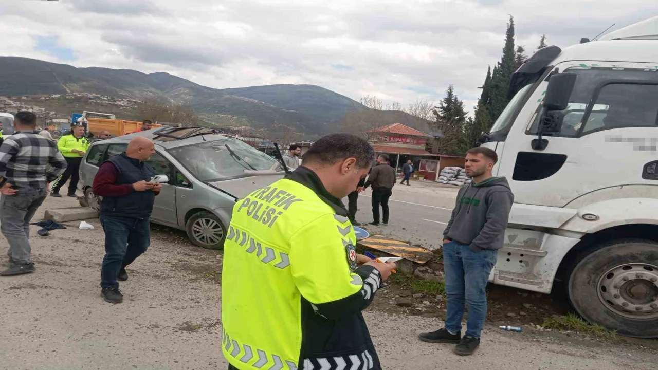 Osmaniyede tır ile hafif ticari araç çarpıştı:1 yaralı