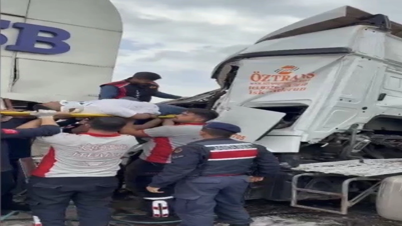 Osmaniyede tır OSB giriş kapısına çarptı, sürücü kabinde sıkıştı