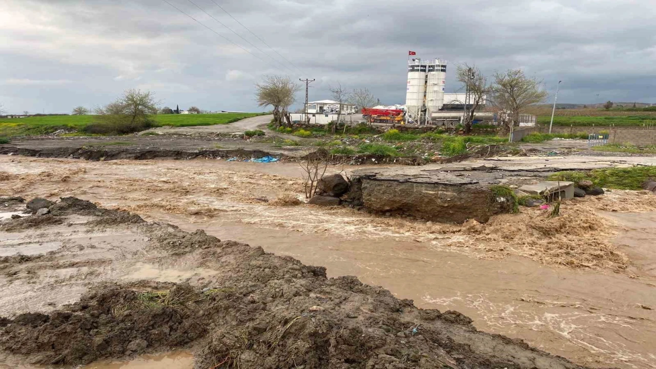 Osmaniyede yağış felaketi: Yollar kapandı, ulaşım aksadı