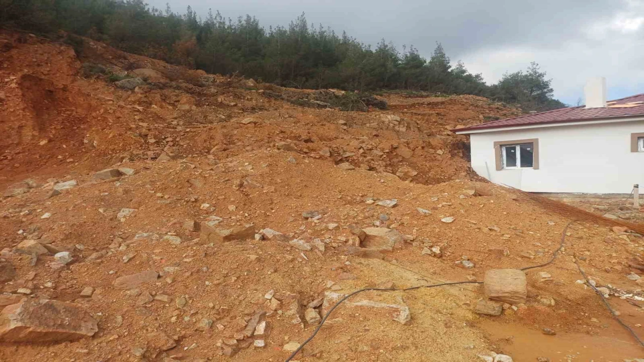 Osmaniyede yağış sonrası heyelan: Bazı evlerin çevresinde çatlaklar oluştu