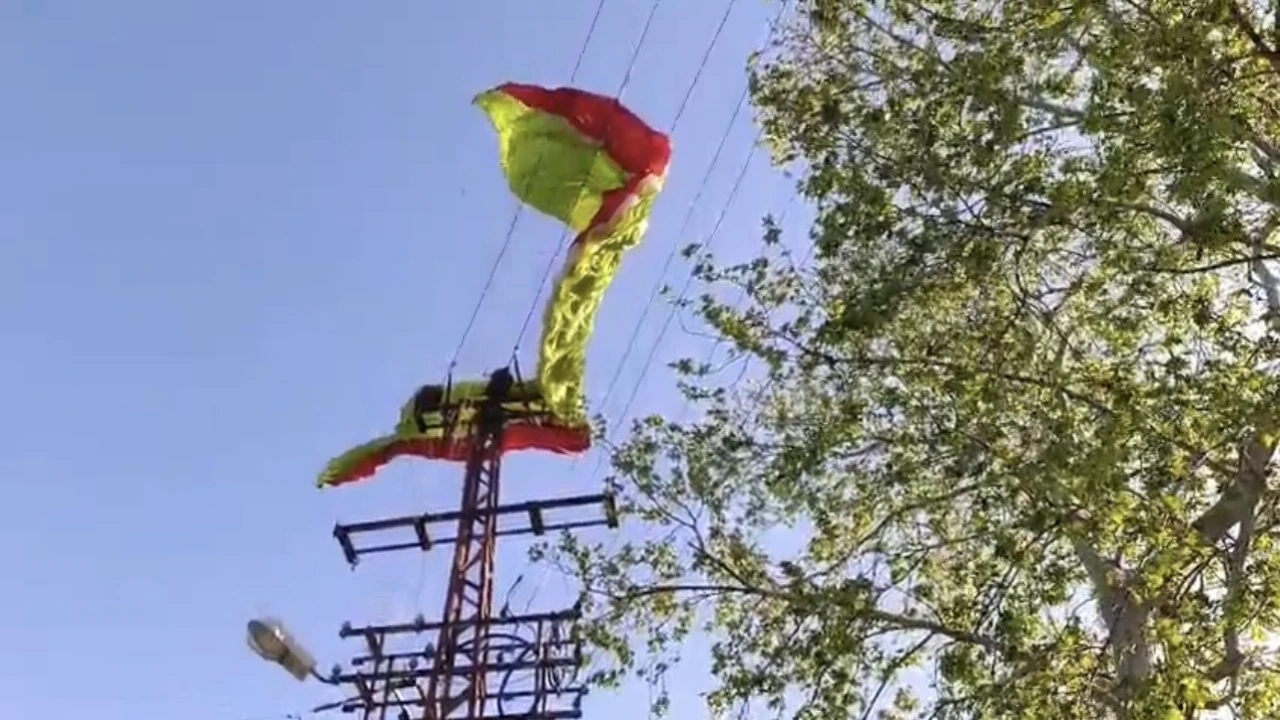 Osmaniyede yamaç paraşütü pilotu iniş sırasında elektrik tellerine takıldı