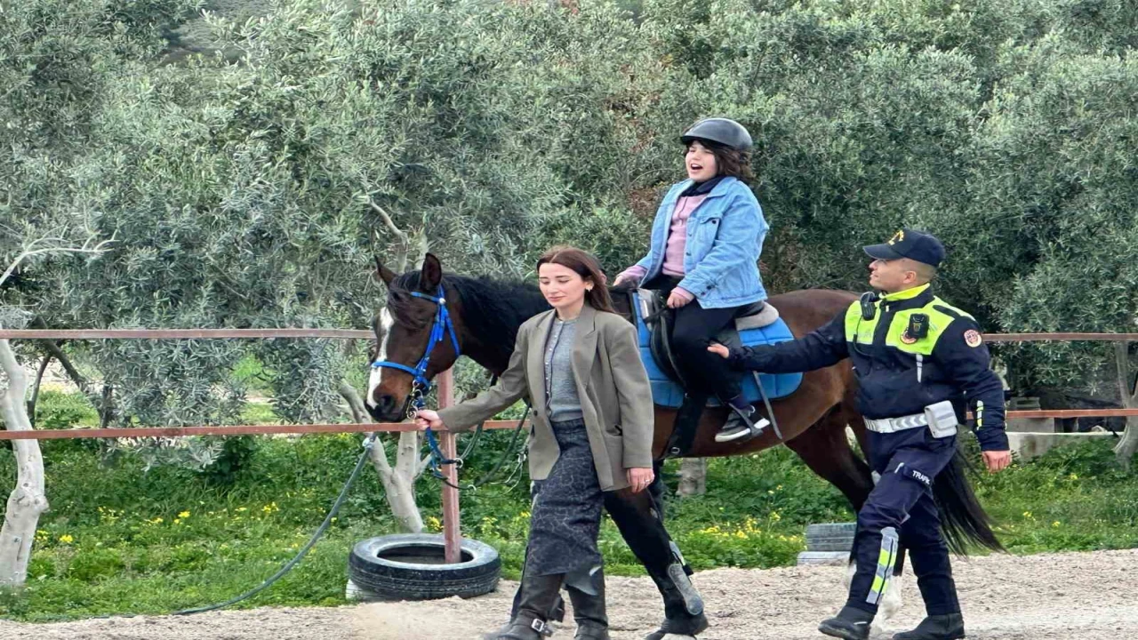 Otizmli çocuklara atla terapi desteği