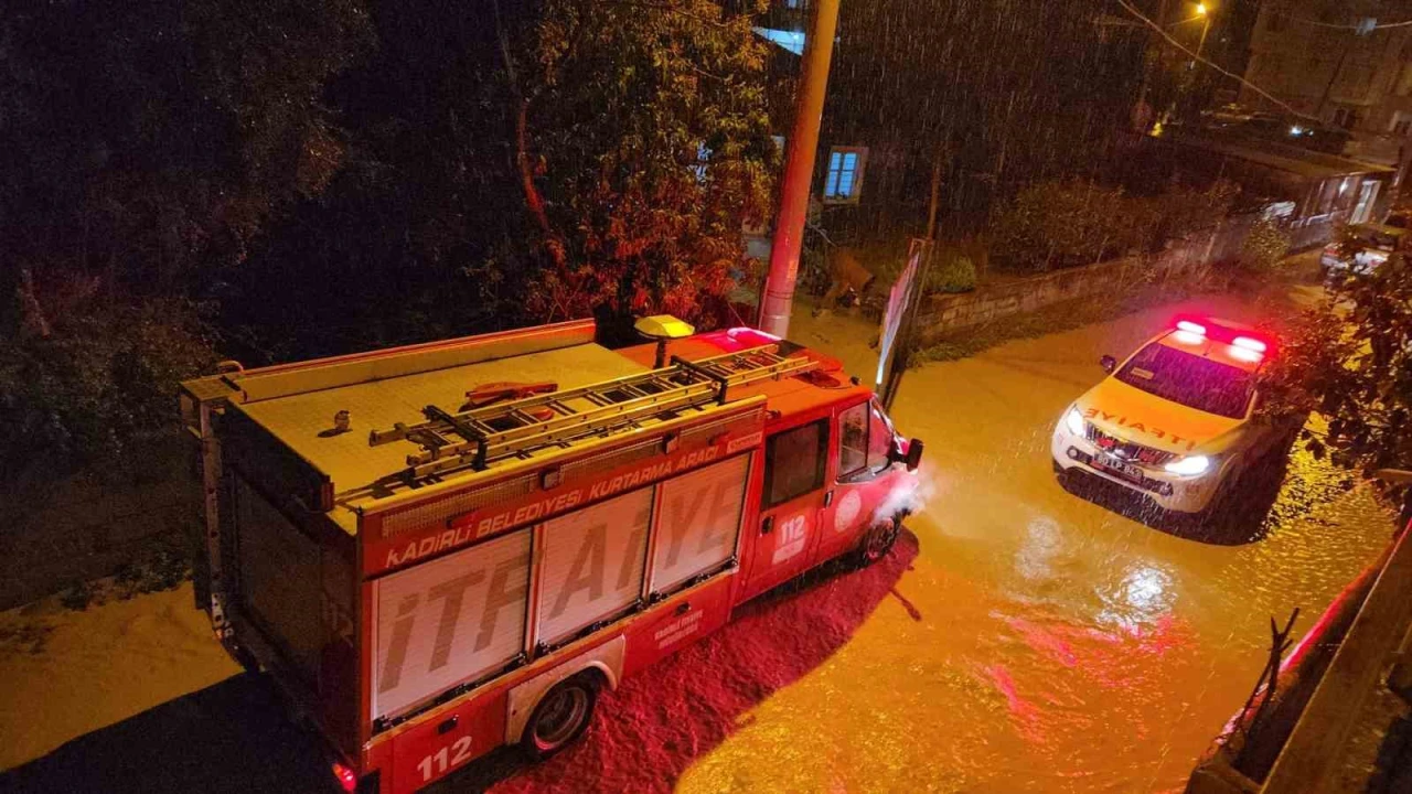 Sağanak sonrası Savrun Çayı taştı, Kadirlide hayat durma noktasına geldi