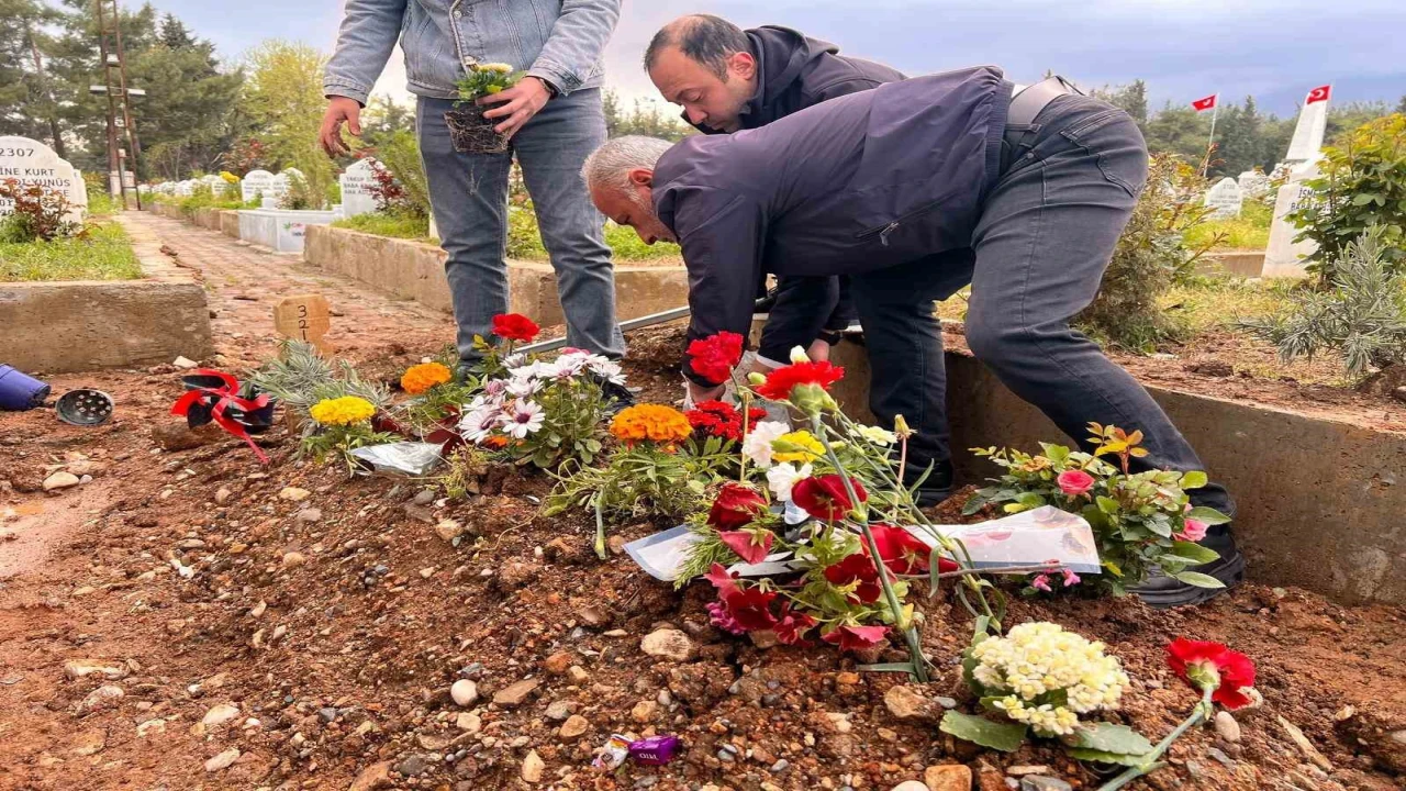 Saldırıda hayatını kaybeden Keremin mezarına çiçekler dikildi