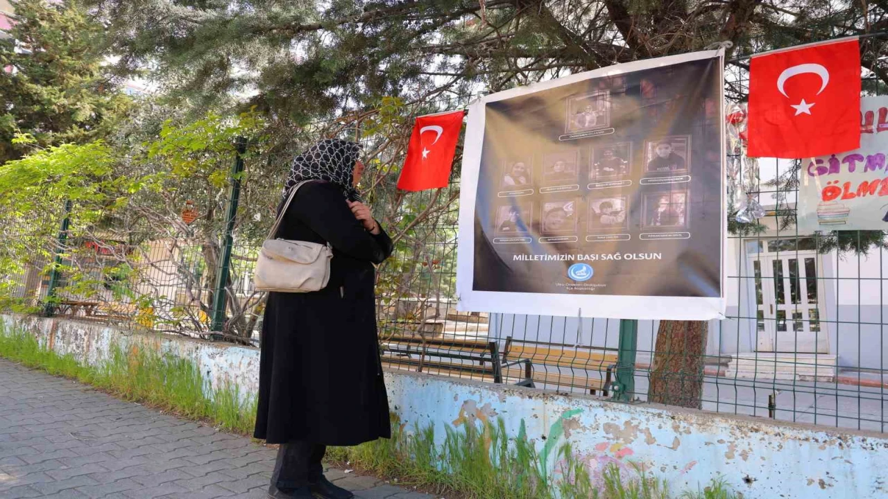 Saldırının yaşandığı okul önünde Kuran-ı Kerim okuyup gözyaşı döktü