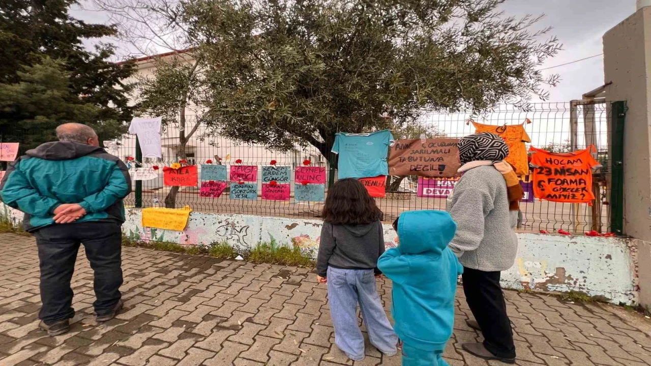 Saldırının yaşandığı okul önündeki yazılar ve görseller görenleri duygulandırıyor