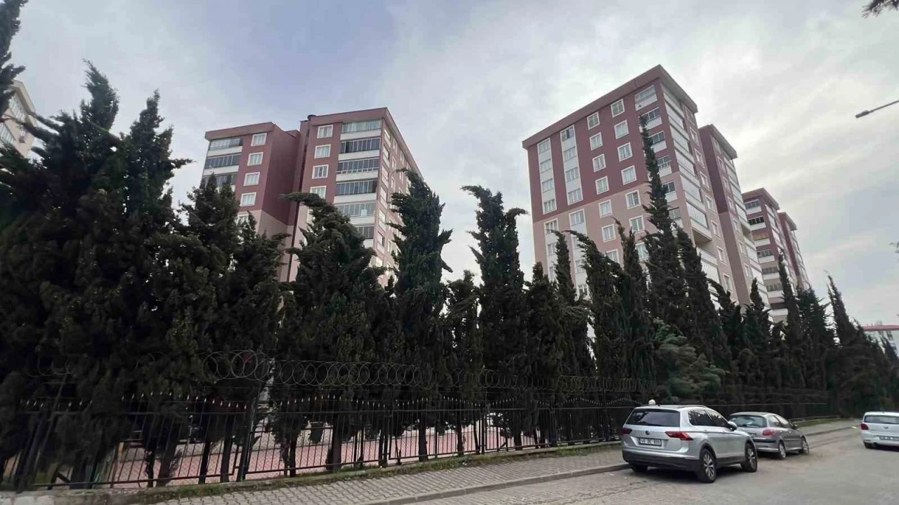 Saldırıyı gerçekleştiren öğrencinin ailesinin yaşadığı sitede sessizlik hakim