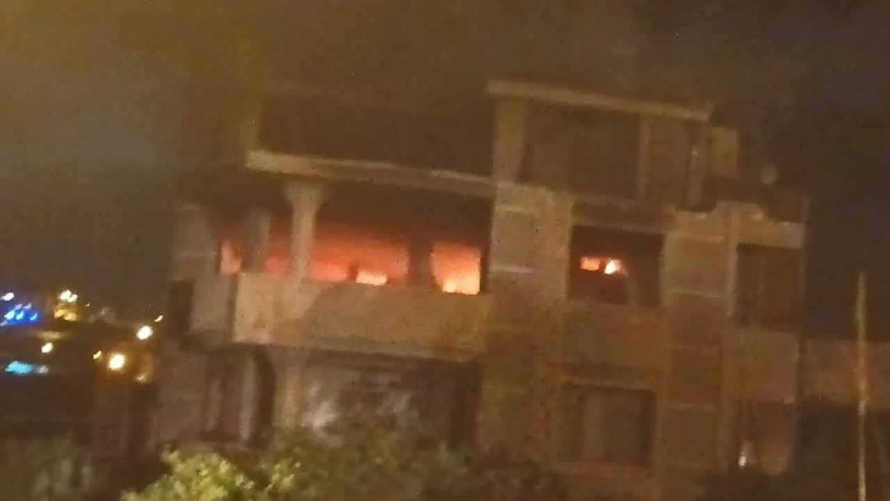 Samandağda metruk bina yangını