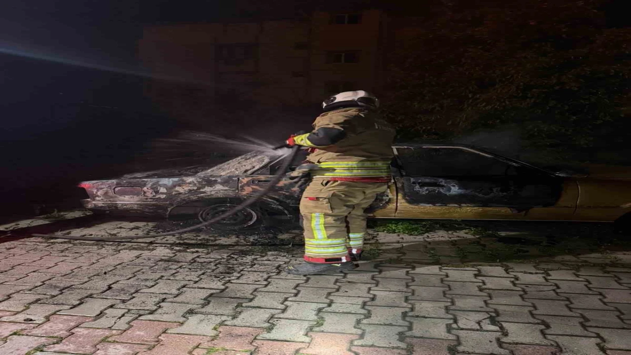 Samandağda yanan FİAT TOFAŞ kullanılmaz hale geldi