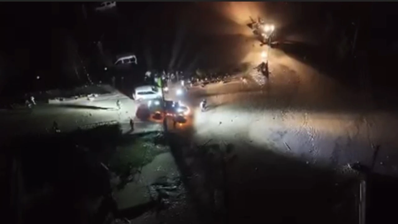 Sele kapılan araçtaki 2 kişi hayatını kaybetti, çevre illerden destek ekipleri sevk edildi