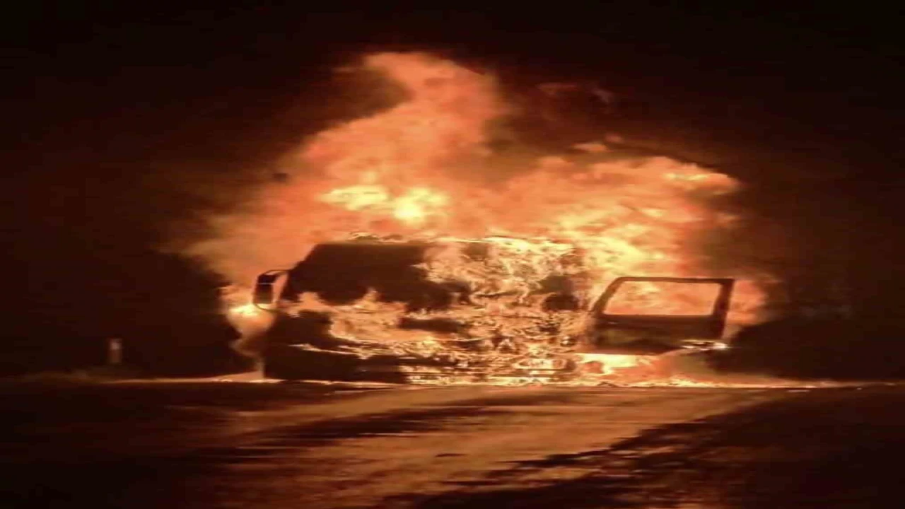 Seyir halindeki tır alev alev yandı