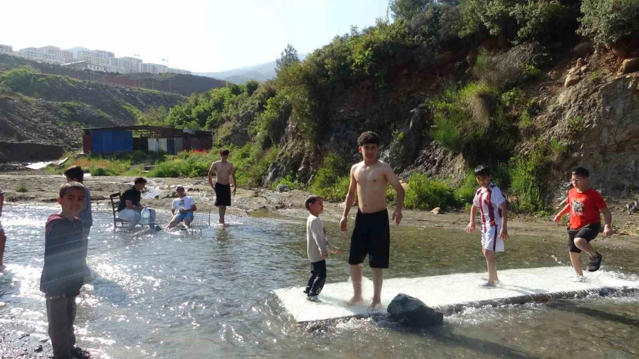 Sıcak havadan bunalan çocuklar derede serinledi