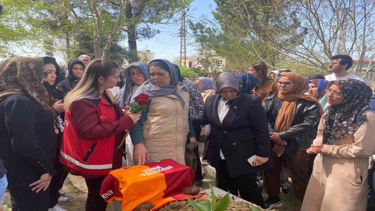 Silahlı saldırıda hayatını kaybeden Adnanın mezar taşına çok sevdiği Galatasarayın forması bırakıldı