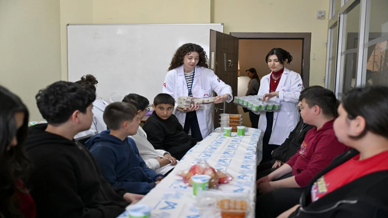 Silifkede aşhaneden her gün yüzlerce kişiye sıcak yemek desteği