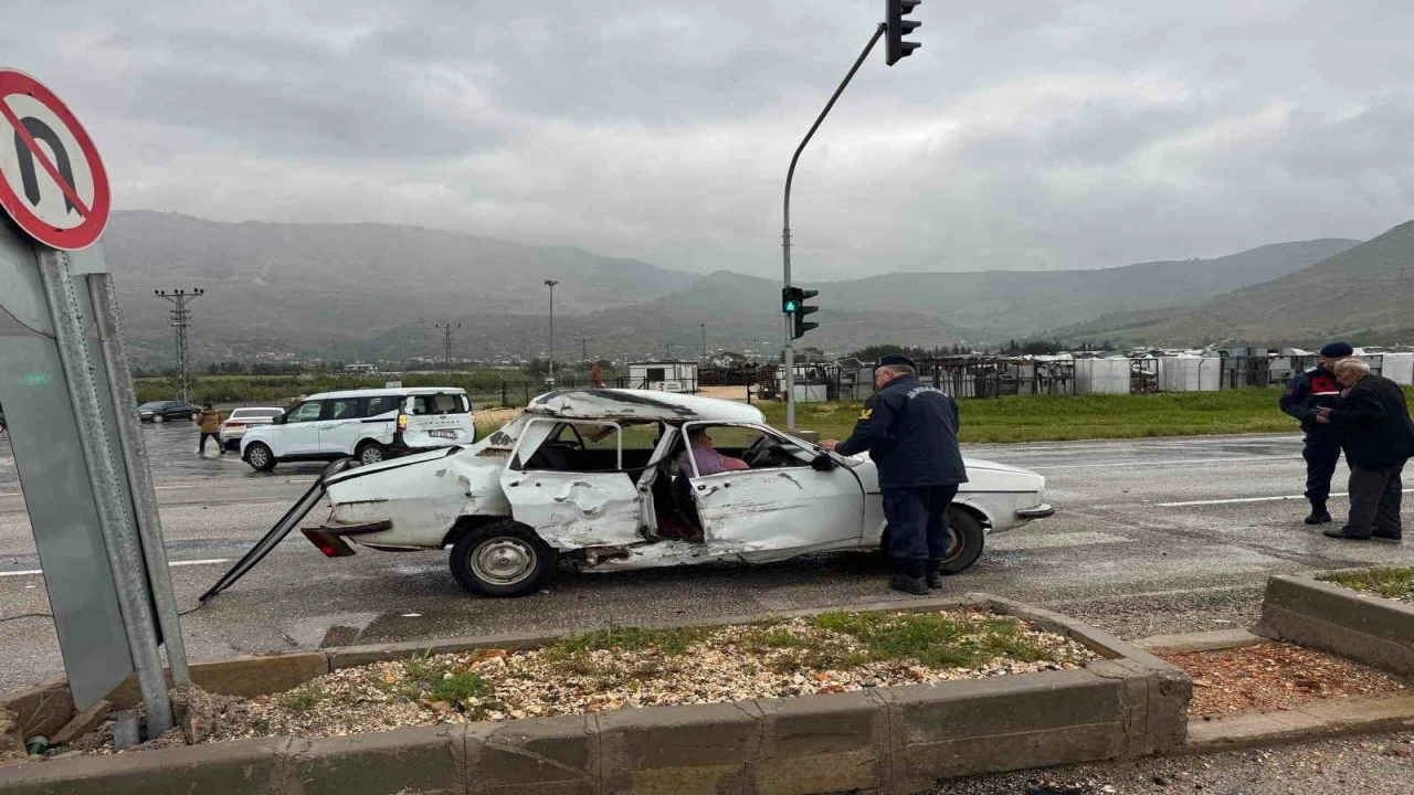 Silifkede iki aracın karıştığı kazada 3 kişi yaralandı