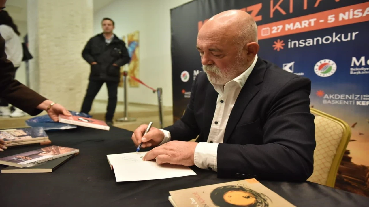 Sinema oyuncusu Ercan Kesal, Kepez Kitap Fuarında okumanın önemine dikkat çekti