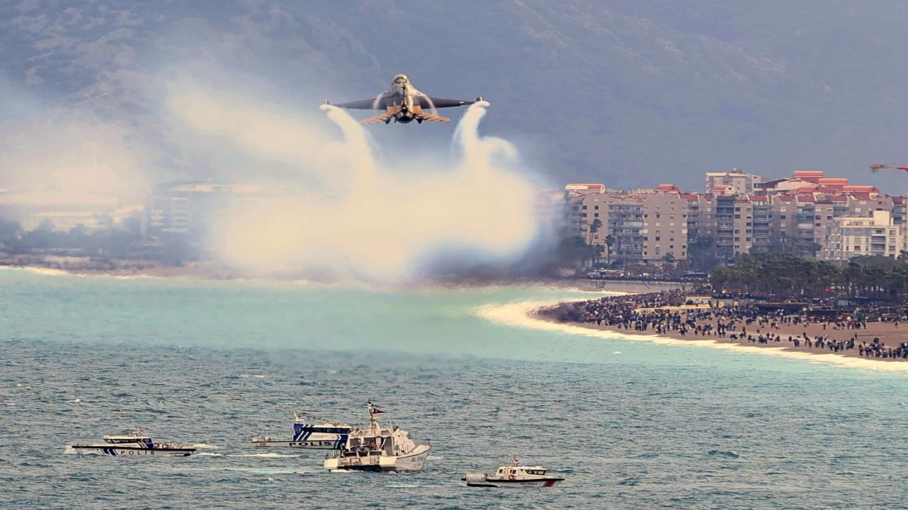 SOLOTÜRK Antalyada nefes kesti: 23 Nisan kutlamalarında gökyüzü bayraklarla buluştu