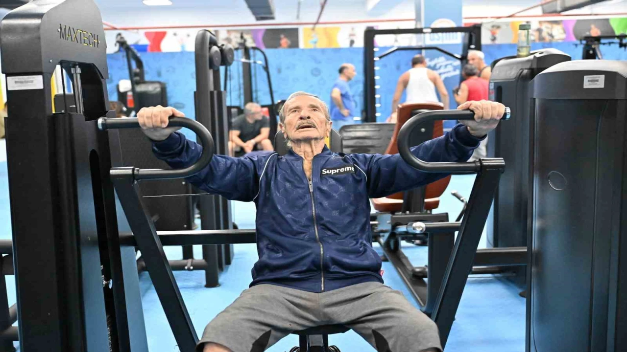 Spor tutkunu 86 yaşındaki süper dede, gençlere taş çıkartıyor