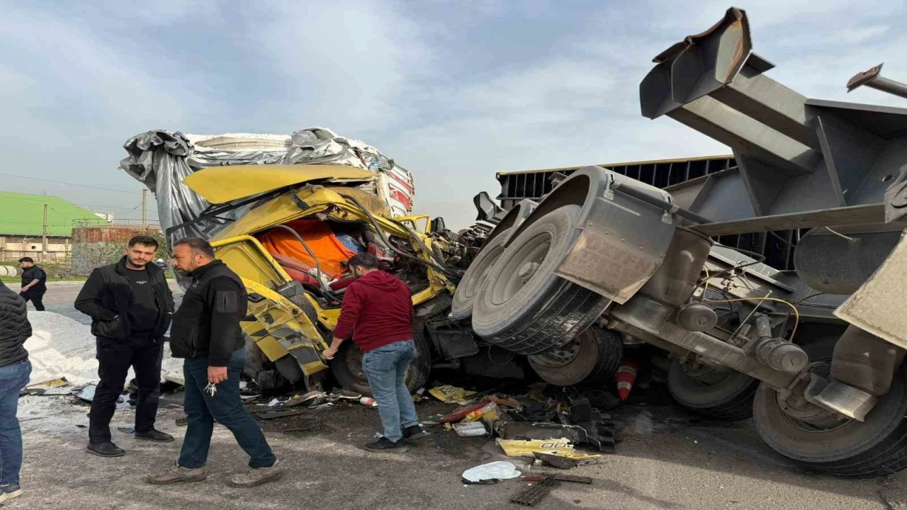 Tırların çarpıştığı feci kaza kamerada