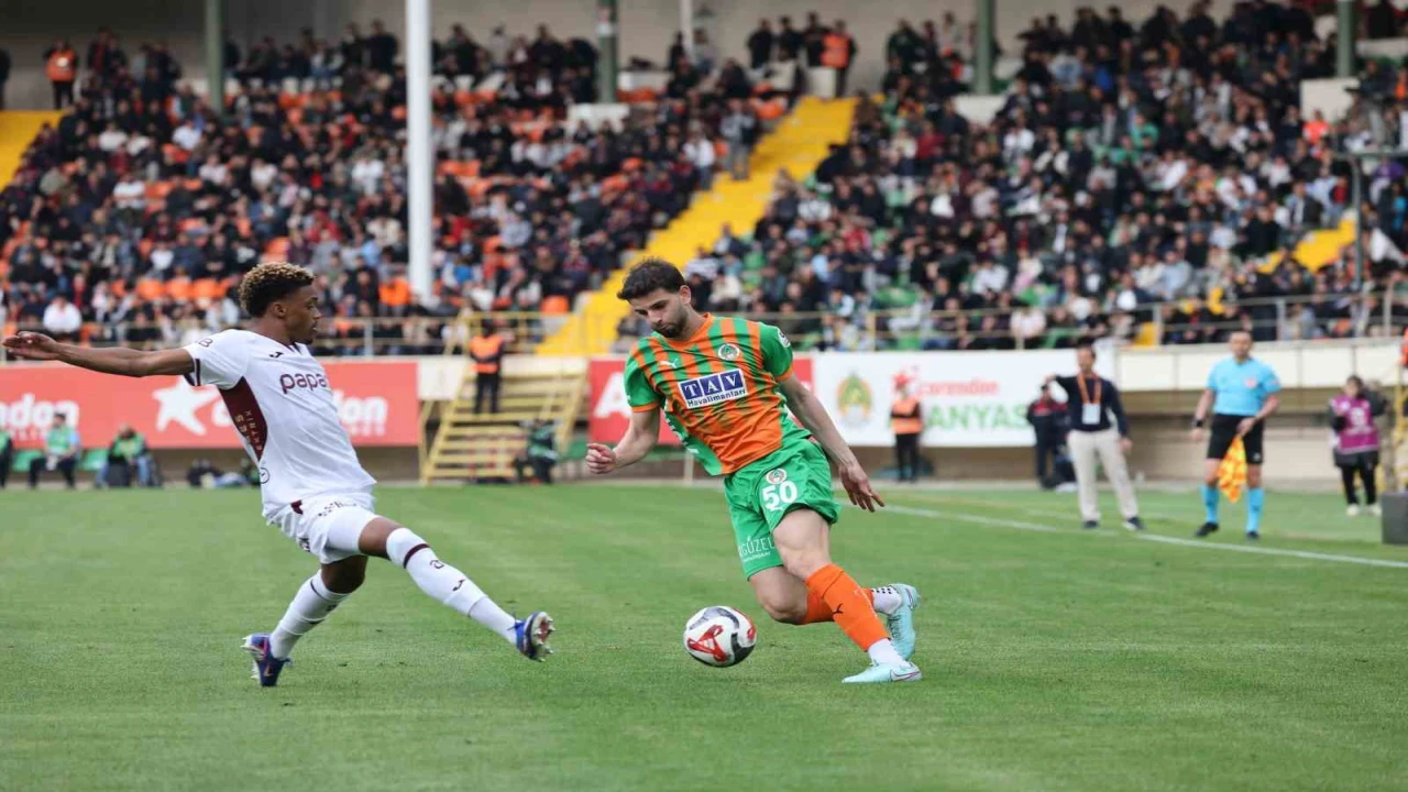 Trendyol Süper Lig: Corendon Alanyaspor: 1 - Trabzonspor: 1 (Maç sonucu)