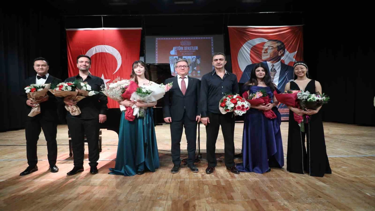 Türk Devletleri Piyanistleri Konserinde piyano resitali