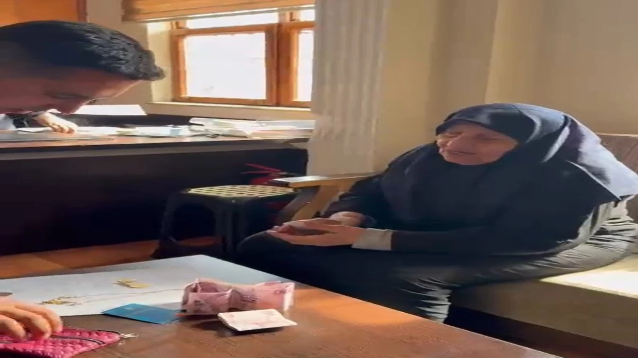 Yaşlı kadının pazarda kaybettiği cüzdanı zabıta ekipleri bulup sahibine teslim etti
