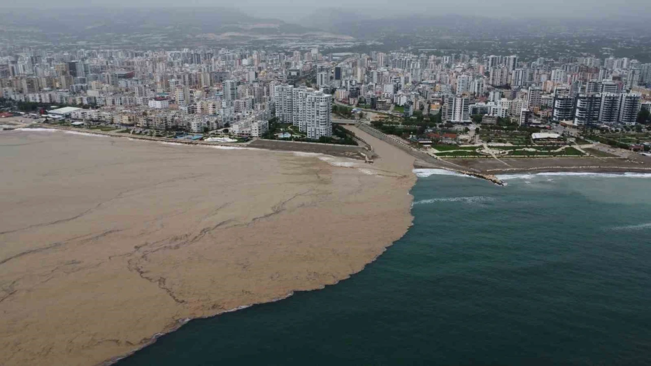 Yaylalardaki sel dereleri coşturdu, Akdenizi kahverengiye bürüdü