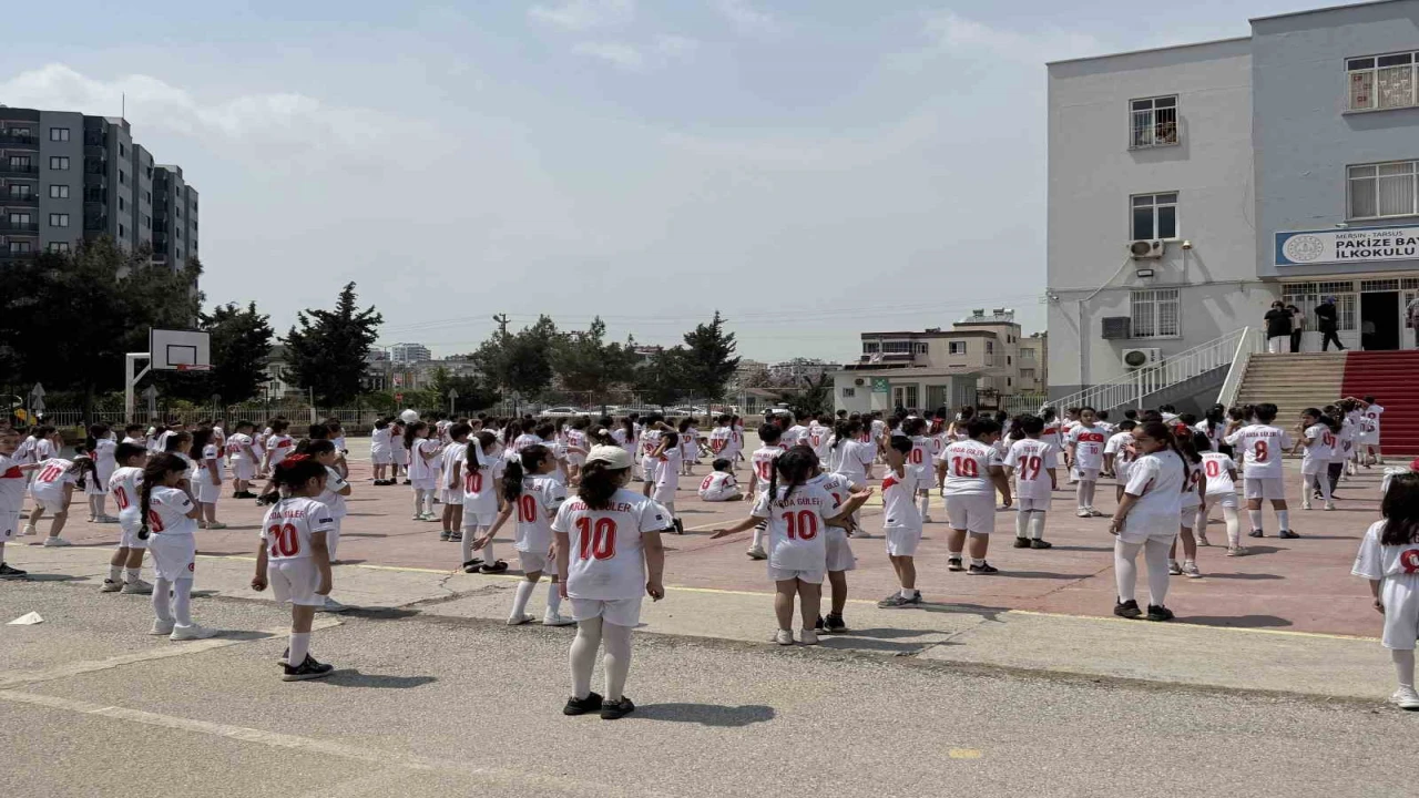 Yüzlerce öğrenciden Arda Gülere 10 numara davet
