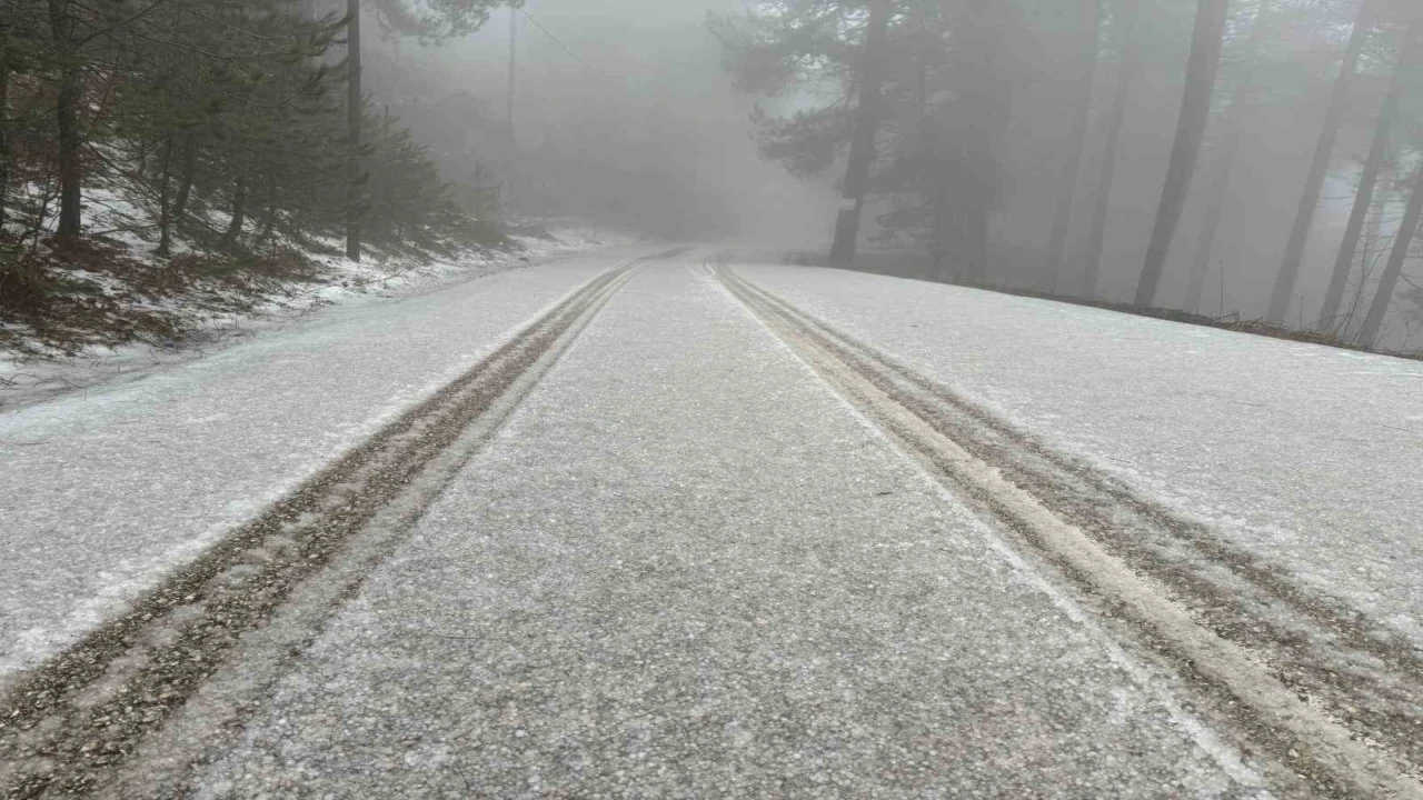Zorkun Yaylasında dolu etkili oldu, çevre beyaza büründü