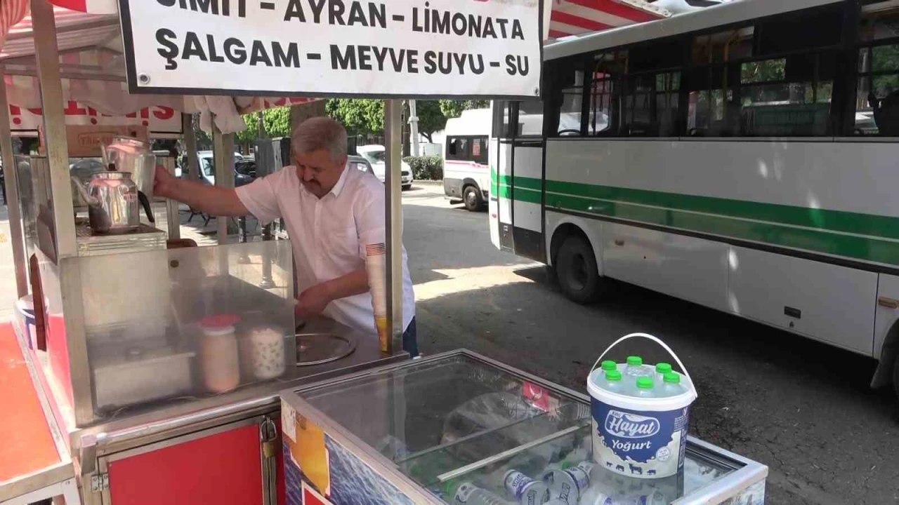 1 Mayısta çalışan seyyar satıcı: İşçi bayramında en çok işçiler çalışıyor