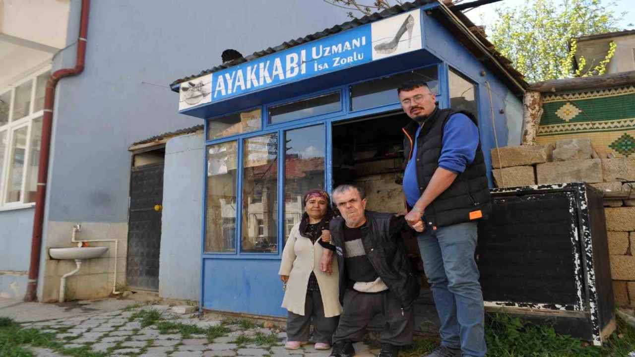 2 metrekarede yarım asırlık hayat mücadelesi: Akondroplazi hastası usta, ayakkabıcılıkla hayata tutundu