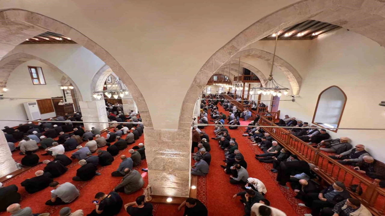 583 yıllık Ulu Camide cuma namazı